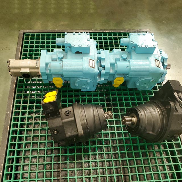 Traveling hydraulic system of harvester