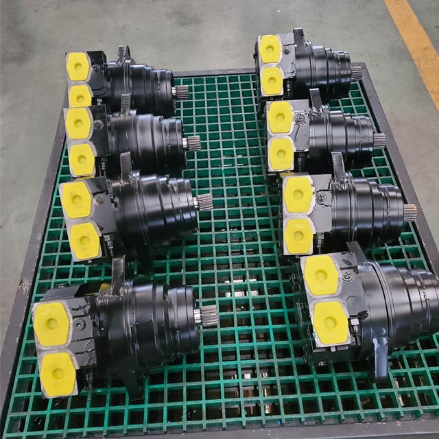 Traveling hydraulic system of harvester