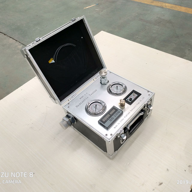 compact and light hydraulic tester