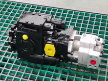 Harvester hydraulic pump system